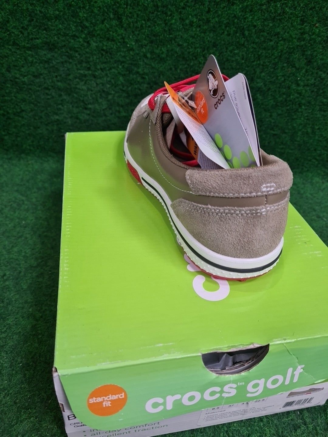 CROCS Bradyn 2.0 with Hank Haney Golfschuh, Damen, khaki/rot, EU 37 - Abbildung 4