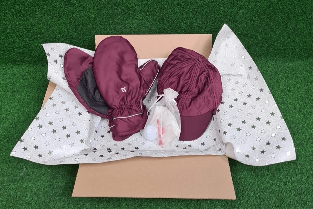 Marken Mix Golf Geschenkset, Warme Cap mit Ohrenschutz und Handwärmer von DAILYSPORTS, Tommy Armour Ball, Sportsocken & Tees, Weinrot, One Size, Klettverschluss, Damen - Abbildung 1