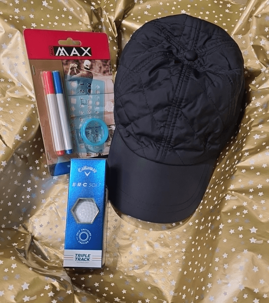 Marken Mix Golf Geschenkset, Warme Cap von GOLFINO, 3 E.R.C Soft Bälle von CALLAWAY & Ball Marking Set von BIG MAX, Schwarz, One Size, draw string, Damen - Abbildung 1