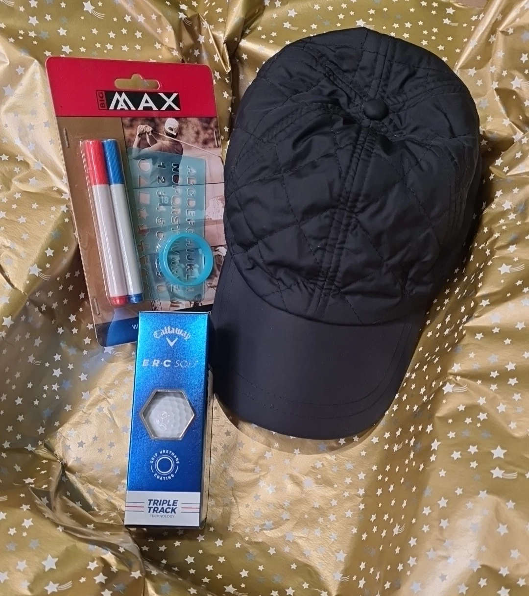 MARKEN MIX Golf Geschenkset, Warme Cap von GOLFINO, 3 E.R.C Soft Bälle von CALLAWAY & Ball Marking Set von BIG MAX, Schwarz, One Size, draw string, Damen - Abbildung 1
